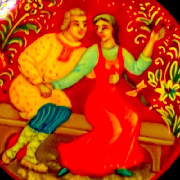 Vintage Russian laquer romantic couple hand painted brooch signed 2” diameter - Picture 2 of 7